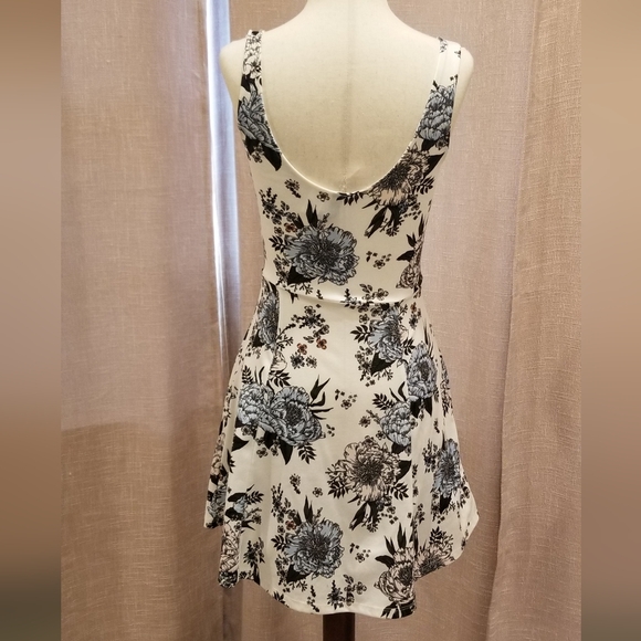 White with pink and blue flowers dress - Picture 2 of 4